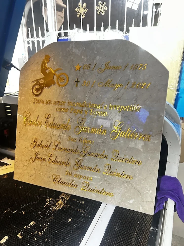 Lápida en mármol italiano grabado por láser con detalles en pan de oro