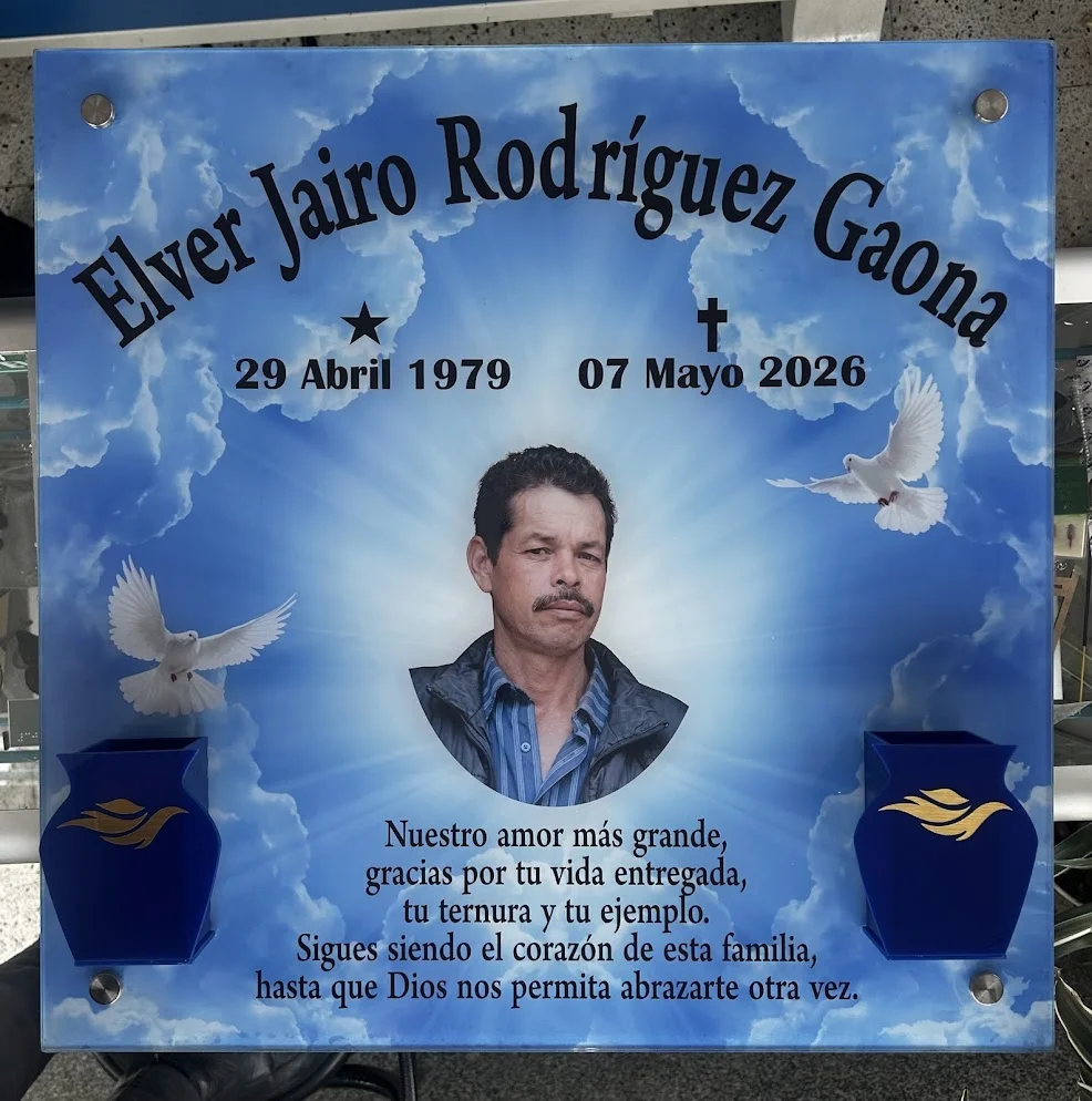 Placa conmemorativa en acrílico con foto a color y floreros acrílicos incorporados