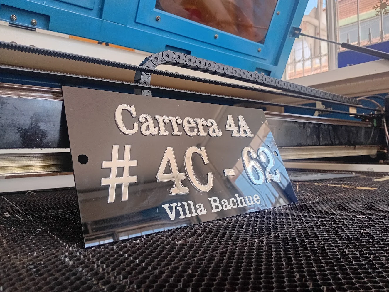 Placas de nomenclatura residencial y comercial en acrílico con dilatadores