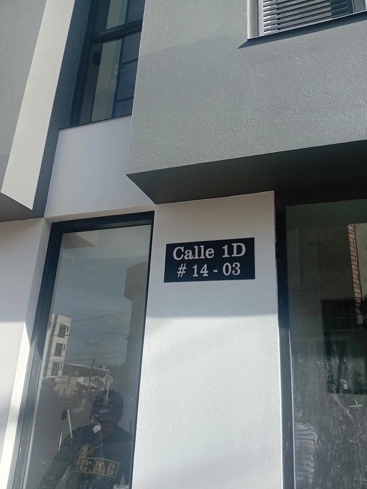 Placa de nomenclatura Calle 1D instalada en fachada moderna